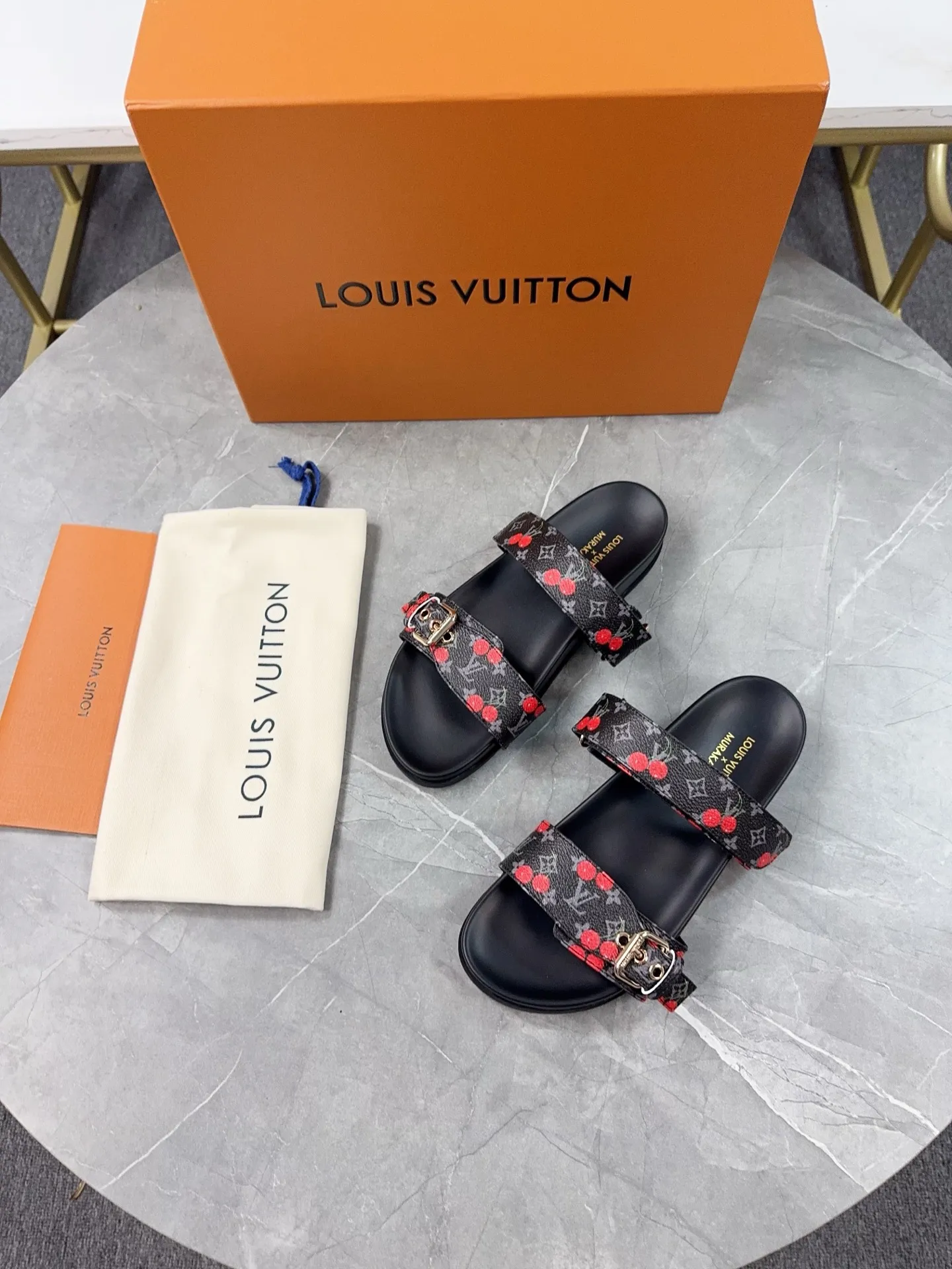 👟👟Ex-factory price 400👟👟 LV2025 spring and summer new slippers🌟The belt buckle is adjustable and elastic design, full of beach style, original molded LV metal logo decoration, fashionable and beautiful, super versatile🤳🏻Cow leather upper/custom imported jacquard fabric/original old flower leather material, water-dyed sheepskin lining (water platform + rubber sole) three-layer combination outsole 🔶Size: Female 35-43 Male: 38-46